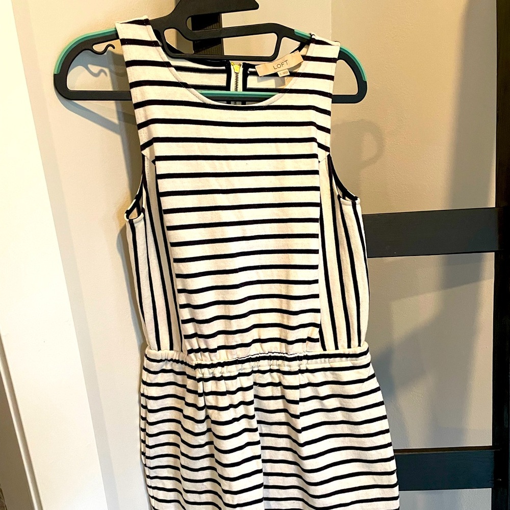 Like new LOFT sleeveless dress with pockets! Size S